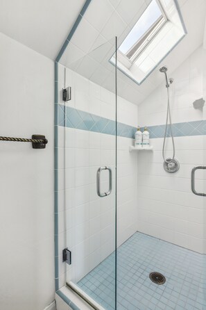 Dusche, Haartrockner, Handtücher, Seife