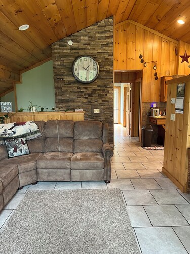 Charming 2-bedroom vacation home 17 minutes from Watkins Glen International