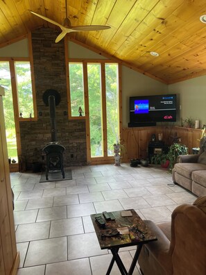 Interior - Charming 2-bedroom vacation home 17 minutes from Watkins Glen International (Rock Stream)