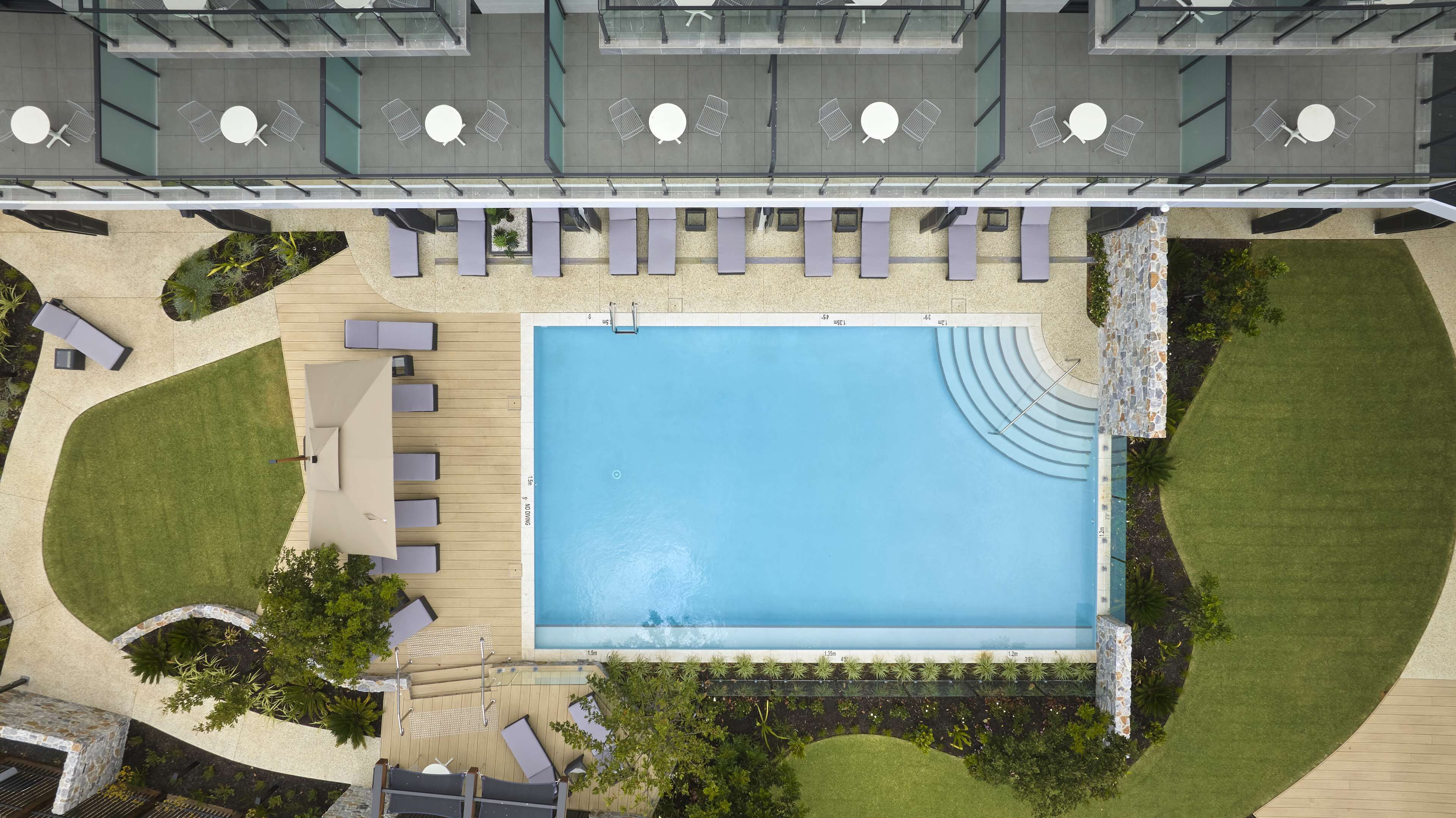 室外游泳池，提供泳池遮陽傘和日光浴躺椅