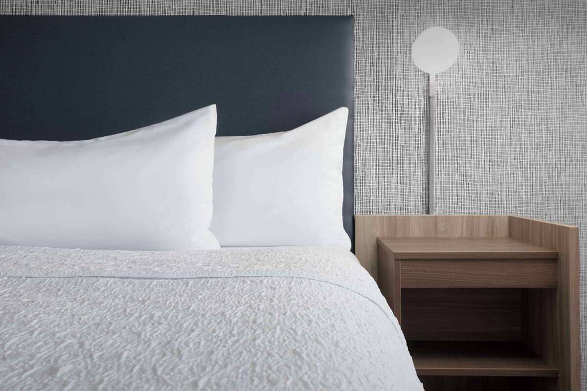 โต๊ะทำงาน, พื้นที่ทำงานแบบใช้แล็ปท็อป, ผ้าม่านกันแสง, เตารีด/โต๊ะรีดผ้า