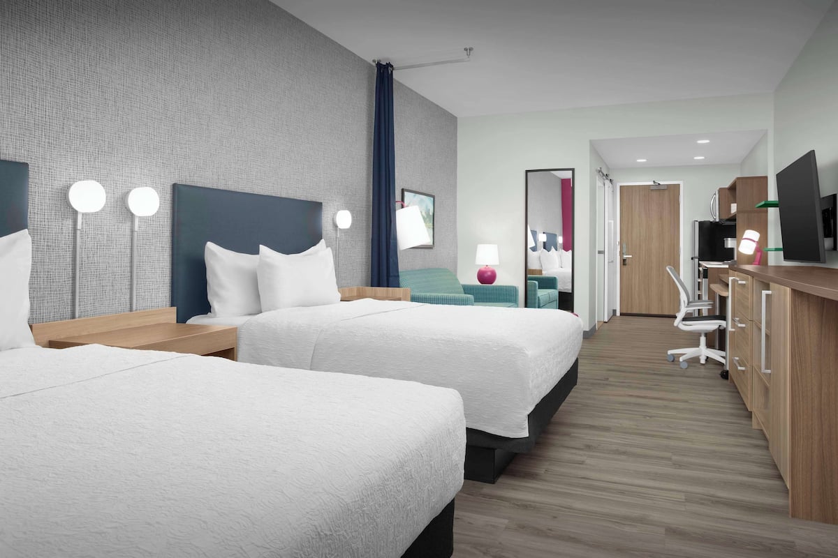 Escritorio, espacio para trabajar con laptop y cortinas blackout