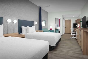 Escritorio, espacio para trabajar con laptop y cortinas blackout 