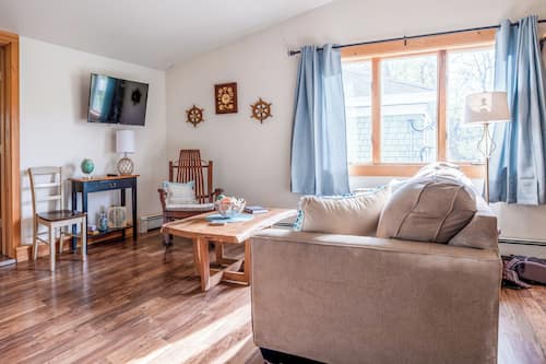 City-Apartment, 1 King-Bett und Schlafsofa, Küche | Wohnbereich | 52-Zoll-Flachbildfernseher mit Digitalempfang, Netflix, Hulu