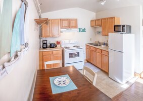 Apartamento urbano, 1 cama King e sofá-cama, cozinha | Cozinha privada | Geladeira, micro-ondas, fogão, cooktop