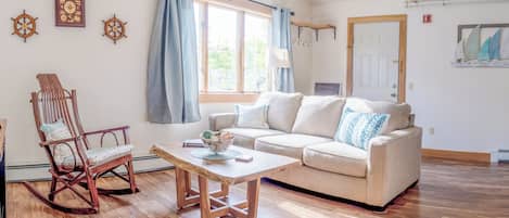 Borgaríbúð - 1 stórt tvíbreitt rúm með svefnsófa - eldhús | Stofa | 52-tommu flatskjársjónvarp með stafrænum rásum, Netflix, Hulu.