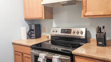 Appartamento Basic, 1 letto queen con divano letto, cucina | Cucina privata | Frigorifero, microonde, forno, piano cottura