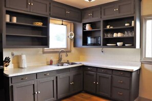 Fridge, microwave, oven, stovetop - Columbia House. Unique, Comfortable Cape Cod Home. Pet friendly. (Green Bay)