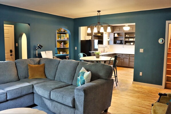 Smart TV, books - Columbia House. Unique, Comfortable Cape Cod Home. Pet friendly. (Green Bay)