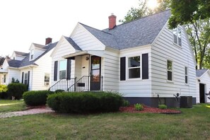 Exterior - Columbia House. Unique, Comfortable Cape Cod Home. Pet friendly. (Green Bay)