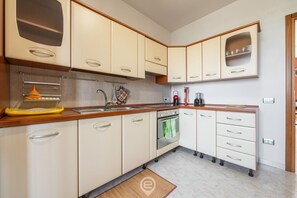 Kühlschrank, Ofen, Herdplatte, Wasserkocher mit Kaffee-/Teezubehör