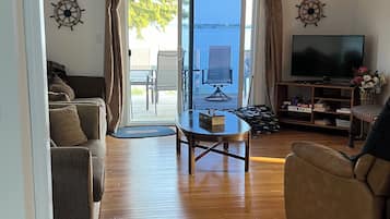 Smart TV, caminetto, libri
