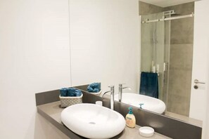 Dusche, Haartrockner, Handtücher, Seife