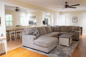 Smart TV, video games, table tennis - Alabama University Events, 5 bdrm Home by Lake, sleeps 14, 5 mil to Bryant/Denny (Northport)
