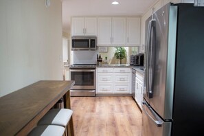 Frigorífic, microones, forn i placa de cuina 