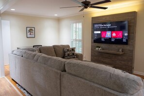 Televisor intel·ligent, videojocs i taula de tennis de taula 