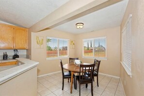Dining - Spacious & Peaceful 4Bed3Bath in Heart of Hesperia (Victorville)