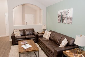 Smart TV, fireplace, video games, DVD player - Texas Roots: King Beds - 6 Minutes to Downtown McKinney- Sleeps 6 - Remodeled (McKinney)