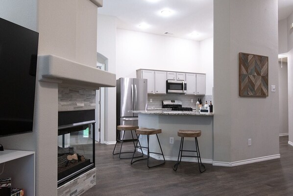 Fridge, microwave, oven, stovetop - Texas Roots: King Beds - 6 Minutes to Downtown McKinney- Sleeps 6 - Remodeled (McKinney)