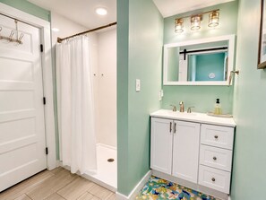 Bathtub, eco-friendly toiletries, hair dryer, towels - Oak Island Bungalow Steps to the Beach (Oak Island)