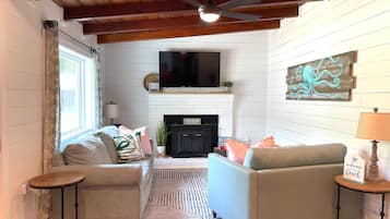 Una Smart TV, una chimenea, videojuegos