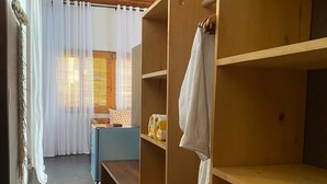 Ein Zimmer mit Holzbettkästen, einer Bank und einem kleinen Tisch.