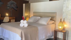 Ein modernes Schlafzimmer mit einem großen Bett, Nachttischlampen und Wandkunst.