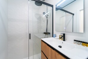 Shower, hair dryer, towels - GuestReady – Enjoy Madrid in comfort and style (Madrid)