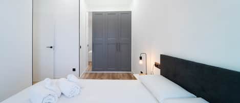 2 soverom, skrivebord, strykejern/-brett og internettilgang