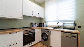 Een koelkast, een microgolfoven, een oven, een vaatwasser