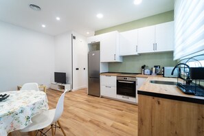 Fridge, microwave, oven, dishwasher - GuestReady – Enjoy Madrid in comfort and style (Madrid)