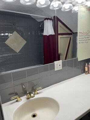 Douche, baignoire à jets, sèche-cheveux, serviettes fournies