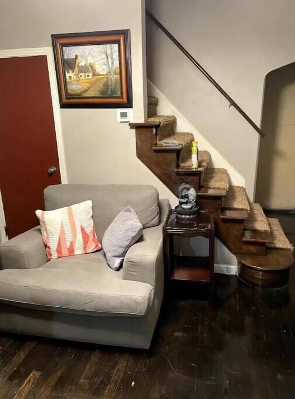 Living area - Comfy! Near airport yet quite Pittsburgh quick (Imperial)