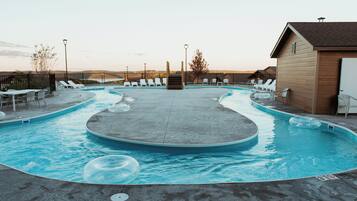 Una piscina cubierta, una piscina al aire libre