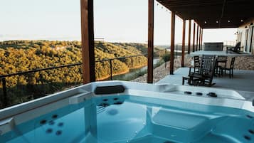 Tina de hidromasaje al aire libre