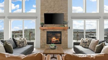 Smart TV, chimenea, videojuegos y libros