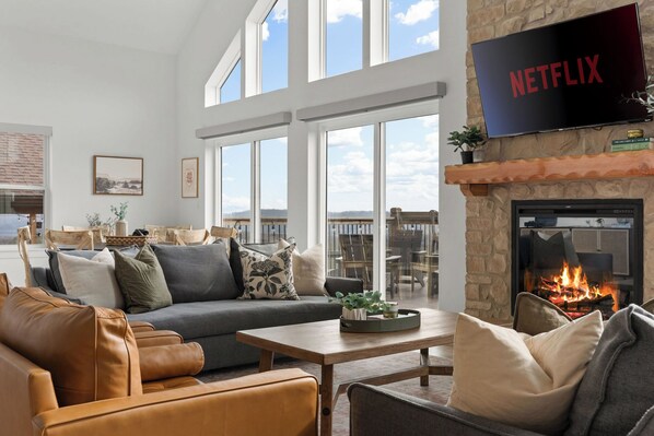 Smart TV, chimenea, videojuegos y libros 