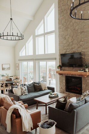 Smart TV, chimenea, videojuegos y libros