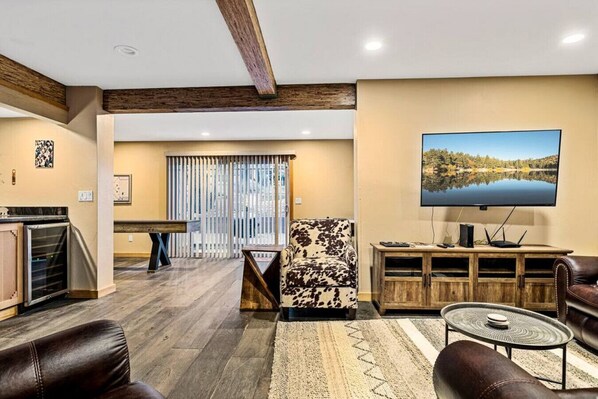 Smart TV, chimenea y futbolito