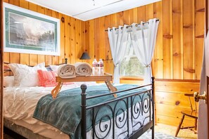 2 bedrooms, iron/ironing board, travel crib, free WiFi - Tree Top Ranch + Hot Tub + Pet Friendly (Big Bear Lake)