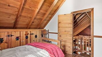 2 bedrooms, iron/ironing board, travel crib, free WiFi