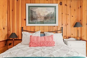 2 bedrooms, iron/ironing board, travel crib, free WiFi - Tree Top Ranch + Hot Tub + Pet Friendly (Big Bear Lake)