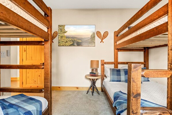 Cuna de viaje, wifi gratis y ropa de cama 