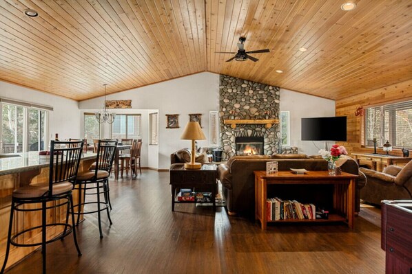 Interior - Fallen Leaf + A/C + Big Deck + BBQ + Games (Big Bear Lake)