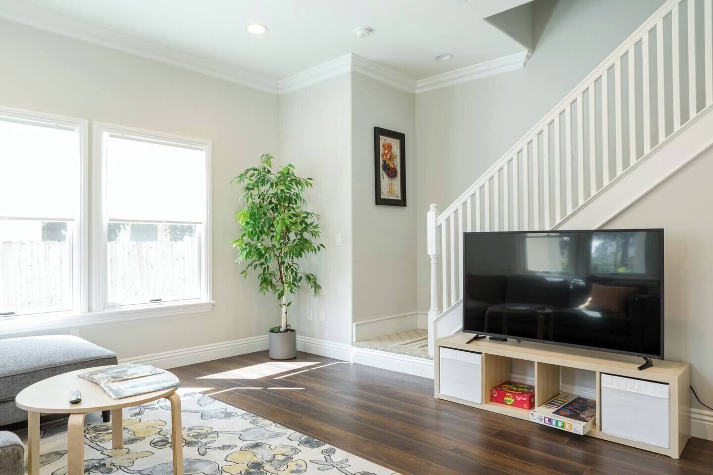 2-story spacious townhouse close to food/stores