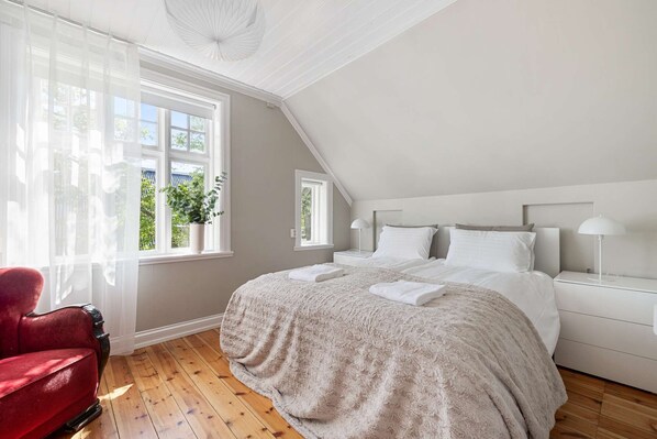 6 bedrooms, iron/ironing board, WiFi, bed sheets