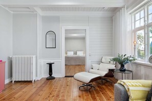 6 bedrooms, iron/ironing board, WiFi, bed sheets