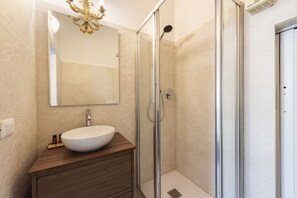 Dusche, Haartrockner, Bidet, Handtücher
