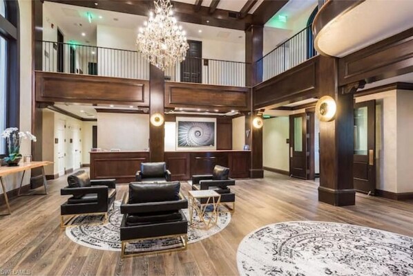 Lobby - Bellasera Resort 2 Bd Luxury Condo with Pool, Jazz Club and Restaurant (Naples)