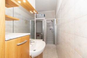 Douche, séchoir à cheveux, bidet, serviettes fournies